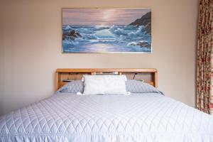 een slaapkamer met een bed met een schilderij aan de muur bij Amazing Lakefront Pool On Coveted Horseshoe Bend! in Four Seasons +36 foto's
