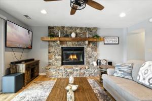 Posezení v ubytování Garage Parking, Slide, Kayaks & Fun at 10MM