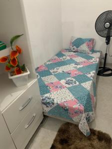 een kleine slaapkamer met een bed en een dressoir bij Kitnet Dream House 3 in Bayeux +7 foto's