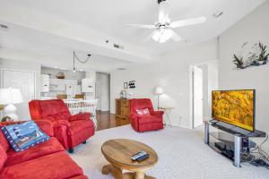 TV a/nebo společenská místnost v ubytování Breathtaking Views - Two Pools - Enclosed Balcony