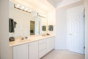 Et badeværelse på Breathtaking Views - Two Pools - Enclosed Balcony + 33 billeder