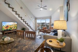 TV a/nebo společenská místnost v ubytování Family-Perfect Lakefront Fun at The Ledges, 21mm, 2 Pools & Beach