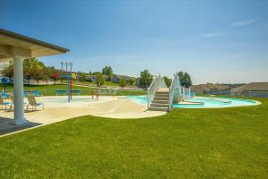 Bazén v ubytování Family-Perfect Lakefront Fun at The Ledges, 21mm, 2 Pools & Beach nebo v jeho okolí