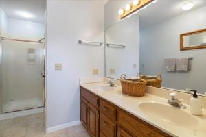 een badkamer met wastafel en douche bij Expansive Deck, Beautiful Views, Private Dock & Boat Slip in Sunrise Beach +56 foto's