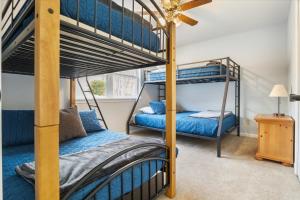 een slaapkamer met twee stapelbedden in een kamer bij Expansive Deck, Beautiful Views, Private Dock & Boat Slip in Sunrise Beach