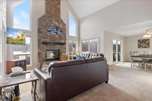 een woonkamer met een bank en een open haard bij Expansive Deck, Beautiful Views, Private Dock & Boat Slip in Sunrise Beach