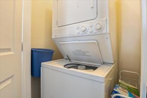 een witte wasmachine en droger in de kamer bij Expansive Deck, Beautiful Views, Private Dock & Boat Slip in Sunrise Beach