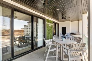 Un comedor con mesa y sillas en un balcón. en Family-Friendly, Bunks & Games at Topsider w/ 2 Pools, en Laguna Beach