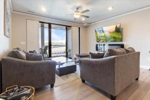 Una sala de estar con dos sofás y un ventilador de techo. en Family-Friendly, Bunks & Games at Topsider w/ 2 Pools, en Laguna Beach