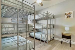 Dos literas en una habitación con escritorio. en Family-Friendly, Bunks & Games at Topsider w/ 2 Pools, en Laguna Beach 38 fotos más