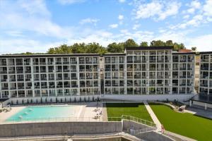 Vista exterior de un gran edificio con una gran piscina en Family-Friendly, Bunks & Games at Topsider w/ 2 Pools, en Laguna Beach