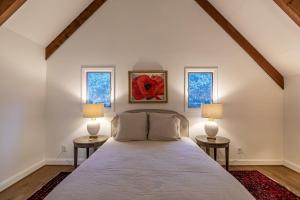 Valle CrucisにあるMountain Bliss at Hound Earsのベッドルーム1室(大型ベッド1台、ランプ2つ付)
