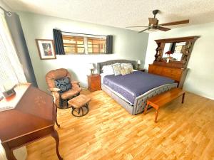 Postel nebo postele na pokoji v ubytování Easy BNB Close to Beaches, Billiard,Ping-Pong Table, Lanai, Fire Pit, BBQ, Patio, Back Yard