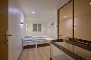 En eller flere senge i et værelse på Paris Premium Family House + 49 billeder