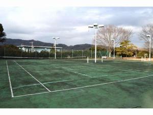 una pista de tenis con 2 pistas de tenis en The Villa Hamanako, en Kosai