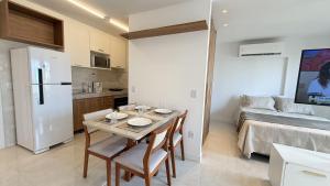 ベレンにあるStudio 905 - COP30 Belém PAのテーブルと椅子のあるキッチンとダイニングルーム