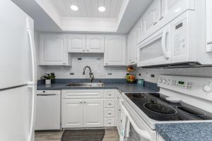 Kuchyň nebo kuchyňský kout v ubytování Tamarind 2BR – Bright, Beachy & Steps to the Sand