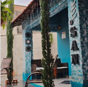 ヴィニェードにあるPousada D'sanの建物前のヤシの木