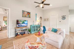 Μια τηλεόραση ή/και κέντρο ψυχαγωγίας στο Cozy Coastal Cottage at Naples Bay, Pickleball, Botanical Garden