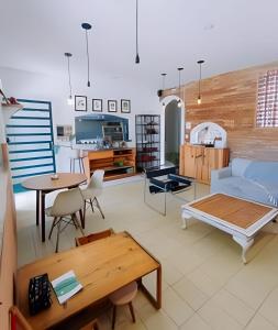 a living room with a couch and a table at CASA MANGARITO in Ubatuba
