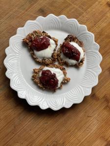 drie desserts op een wit bord op tafel bij Villatopol Art Hostel in Rząska