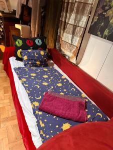 een bed met een deken en kussens erop bij Villatopol Art Hostel in Rząska