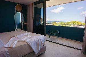 a bedroom with a bed and a view of the ocean at Zapadilly Tree Hotel in San Andrés +127 photos