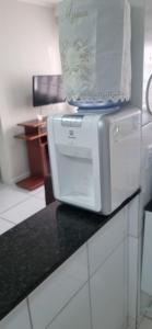 eine weiße Mikrowelle auf einer Theke in der Unterkunft Apartamento em Condomínio - 2 Quartos - Porto Feliz-SP- 1 Vaga in Pôrto Feliz