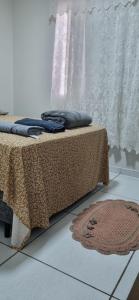 ein Tisch mit einem Tischtuch neben einem Fenster in der Unterkunft Apartamento em Condomínio - 2 Quartos - Porto Feliz-SP- 1 Vaga in Pôrto Feliz + 35 Fotos