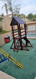 einen Spielplatz mit einer Bank und einer Spielstruktur in der Unterkunft Apartamento em Condomínio - 2 Quartos - Porto Feliz-SP- 1 Vaga in Pôrto Feliz