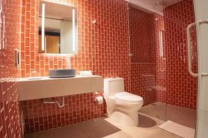 um banheiro com um vaso sanitário, uma pia e um espelho em Zapadilly Tree Hotel em San Andrés