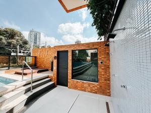 ベレンにあるStudio 905 - COP30 Belém PAのガラス戸と階段のあるレンガ造りの家 +2枚の写真