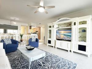 Televiisor ja/või meelelahutuskeskus majutusasutuses Tamarind – 2BR Condo with Lemon Bay Views