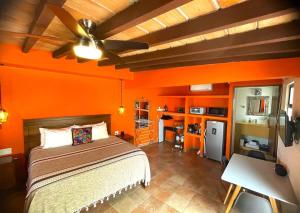 Ένα ή περισσότερα κρεβάτια σε δωμάτιο στο Boutique Studio with Terrace, Heated Pool & Fast Wi-Fi, Walk to Malecón +28 φωτογραφίες