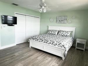 a bedroom with a bed and a ceiling fan at El Galeon 3BR – Bay Views, Beach, Boat Dock in Punta Gorda Beach