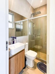 a bathroom with a toilet and a sink and a shower at Estúdio na melhor rua do Leblon in Rio de Janeiro +28 photos