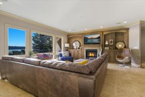 Galeriebild der Unterkunft Luxury Lakefront Escape w/ Heated Pool, Hot Tub & Theater in Sunrise Beach