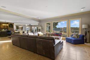 Galeriebild der Unterkunft Luxury Lakefront Escape w/ Heated Pool, Hot Tub & Theater in Sunrise Beach