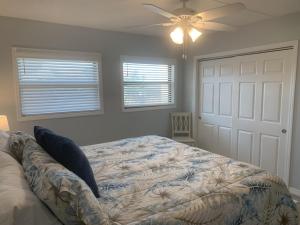 a bedroom with a bed and a ceiling fan at El Galeon – Bay Views, Beach Access & Pool in Punta Gorda Beach +17 photos