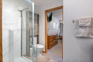 Koupelna v ubytování Newly Updated Interior, Sunroom w/ Hot Tub, Deck, Deep Water Dock, Boat & PWC Slips + 40 fotografií