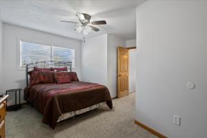 Postel nebo postele na pokoji v ubytování Newly Updated Interior, Sunroom w/ Hot Tub, Deck, Deep Water Dock, Boat & PWC Slips