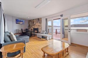 TV a/nebo společenská místnost v ubytování Newly Updated Interior, Sunroom w/ Hot Tub, Deck, Deep Water Dock, Boat & PWC Slips