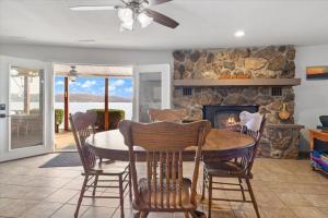 una sala da pranzo con tavolo e camino di Newly Updated Interior, Sunroom w/ Hot Tub, Deck, Deep Water Dock, Boat & PWC Slips a Buck Creek