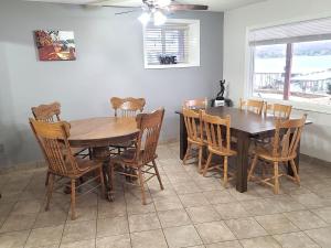 una sala da pranzo con tavolo e sedie in legno di Newly Updated Interior, Sunroom w/ Hot Tub, Deck, Deep Water Dock, Boat & PWC Slips a Buck Creek Altre 40 foto