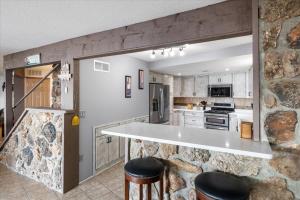 Kuchyň nebo kuchyňský kout v ubytování Newly Updated Interior, Sunroom w/ Hot Tub, Deck, Deep Water Dock, Boat & PWC Slips