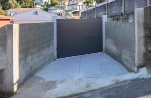 a gate in the middle of a fence at Gran casa con vistas a la ría de Vigo in Vigo