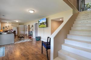 Gallery image of Huge Lakefront Yard, Private Dock - Amazing Views! in Versailles +53 photos