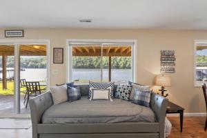 Gallery image of Huge Lakefront Yard, Private Dock - Amazing Views! in Versailles