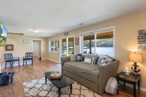 Gallery image of Huge Lakefront Yard, Private Dock - Amazing Views! in Versailles