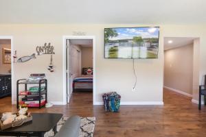 Gallery image of Huge Lakefront Yard, Private Dock - Amazing Views! in Versailles